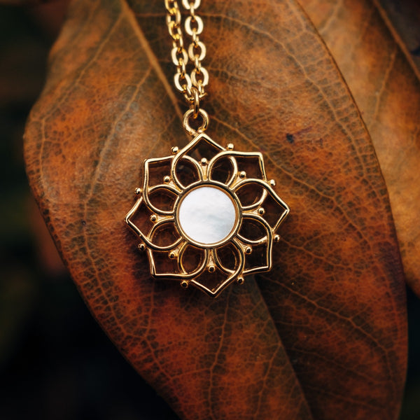 Composition Necklace (White Mother-of-pearl/Gold)