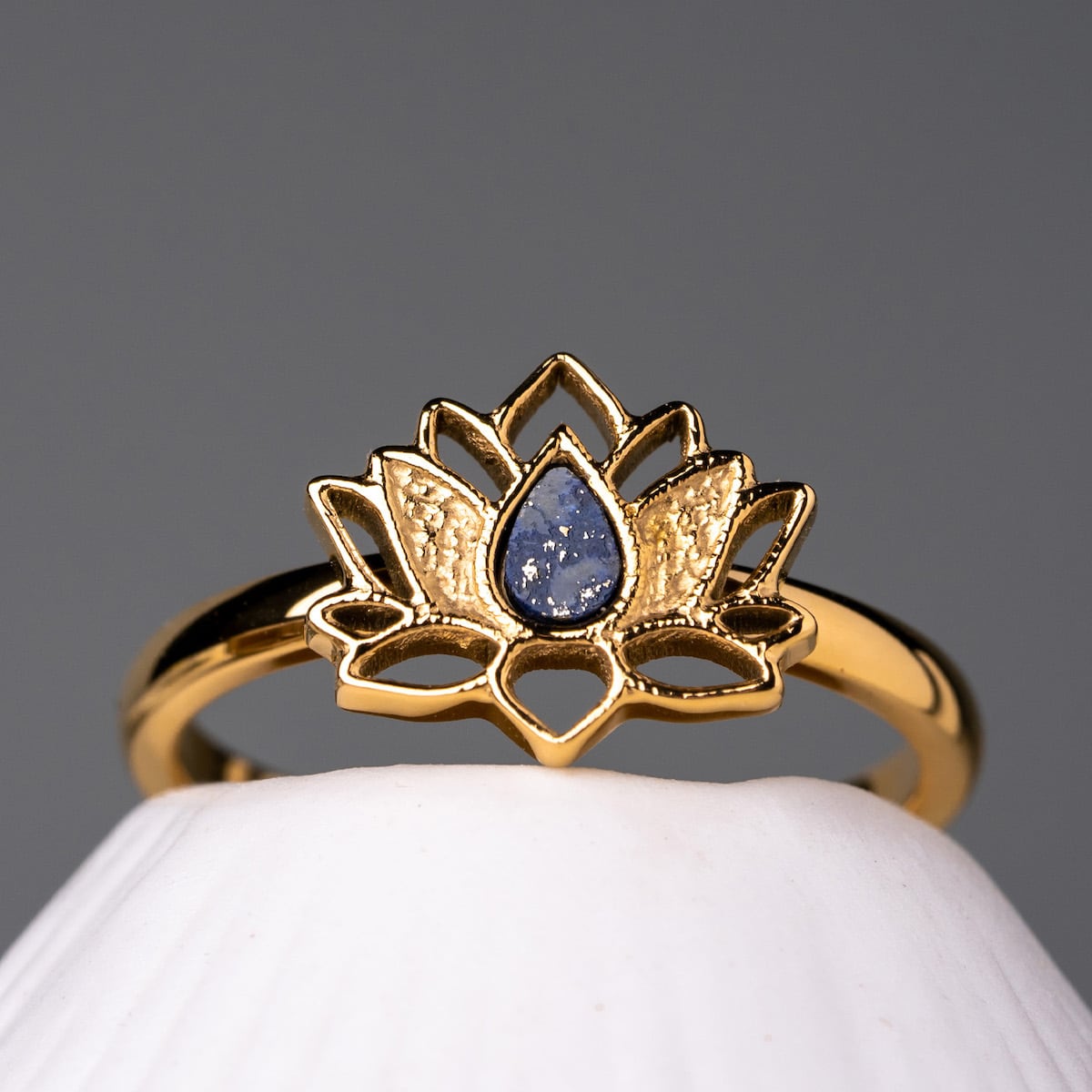"Balance Ring": elegant gold ring featuring lapis lazuli with intricate design.