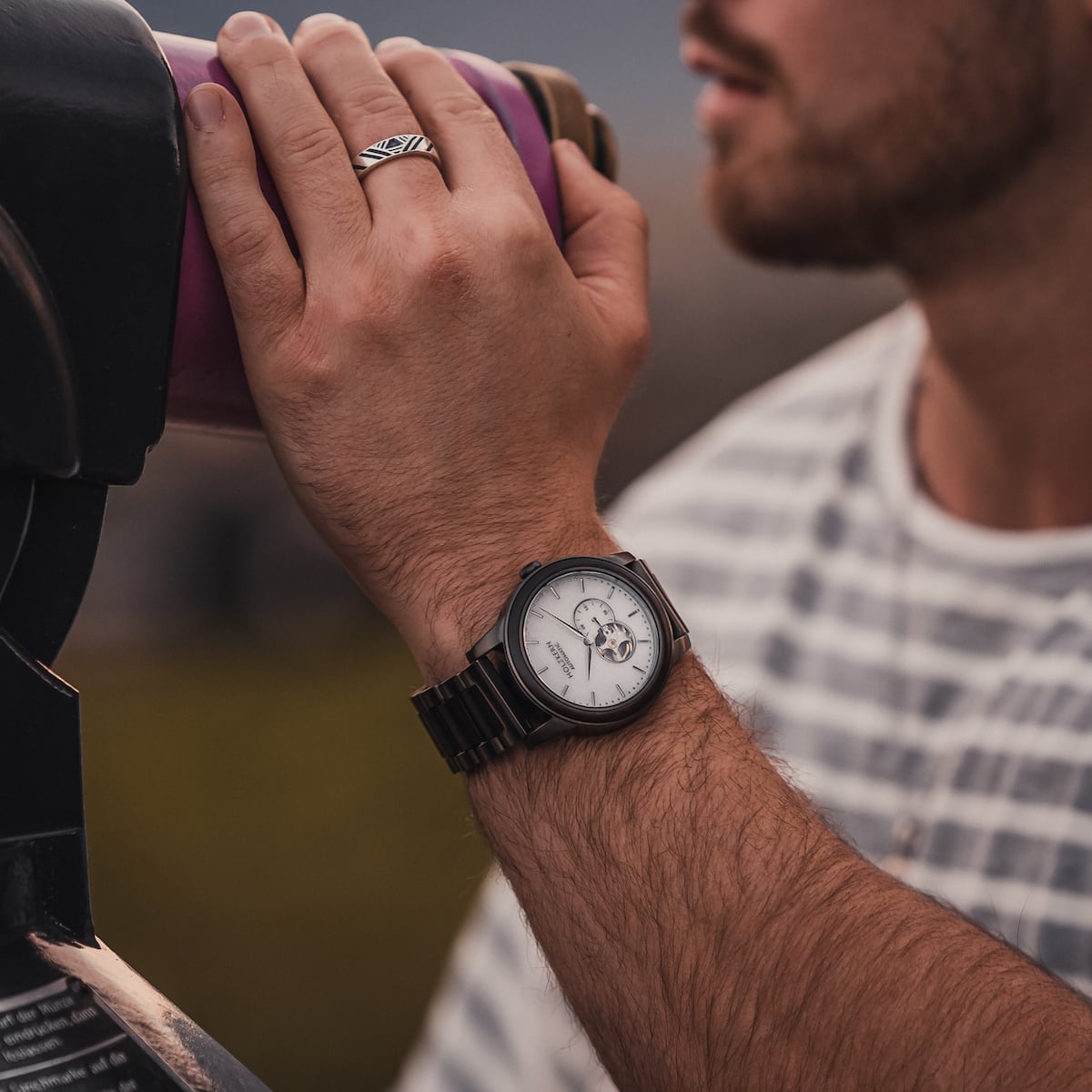 Montre "Manhattan" avec un design en érable et marbre, avec un style élégant et moderne.