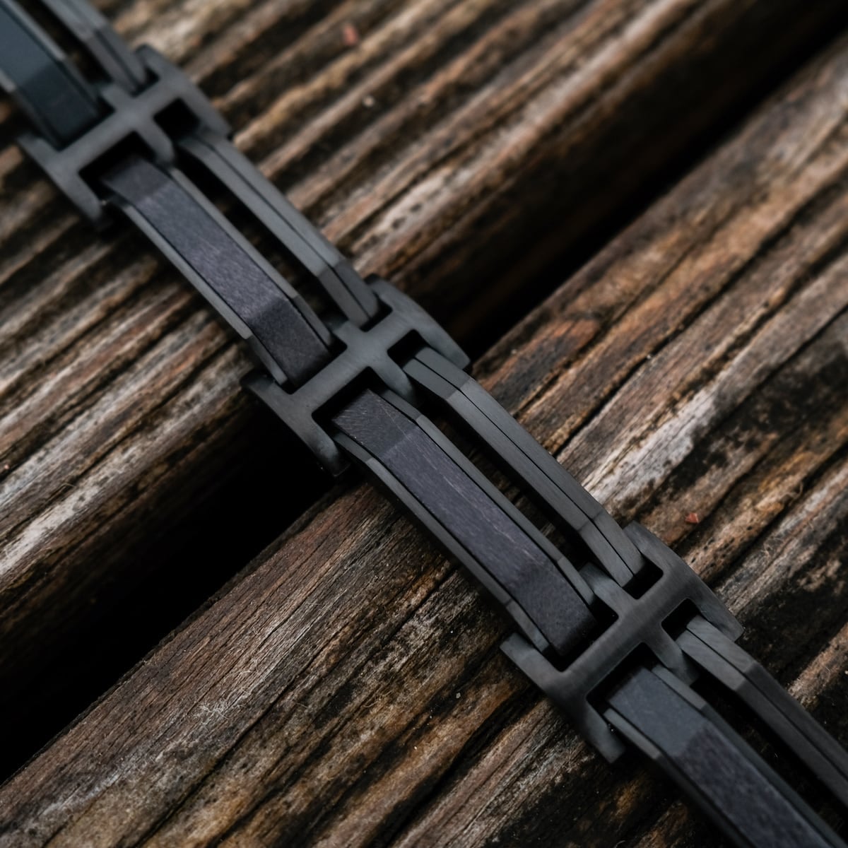 Bracelet "Staccato", avec un design élégant en érable et noir sur une surface en bois texturé.