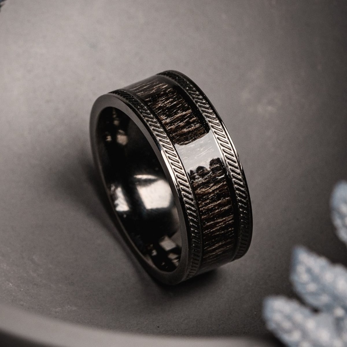 "Countless Ring", a stylish ring featuring a maple and dark grey design.