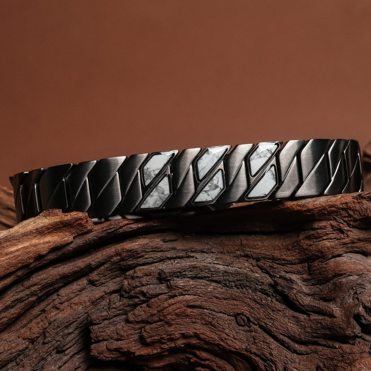 "Baritone" bracelet featuring howlite details and a dark grey sleek design.