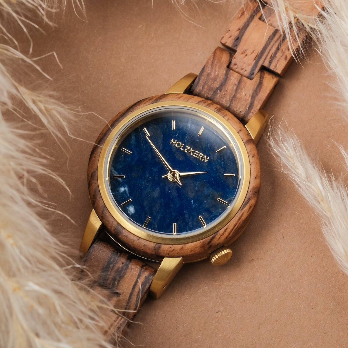 "Balos" ur har et zebrawood band og marmor ansigt, blanding af naturlige elegance med en unik visuel stil.