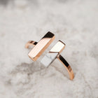 "Campania Ring" - un anneau moderne en marbre et en or rose avec un design géométrique.