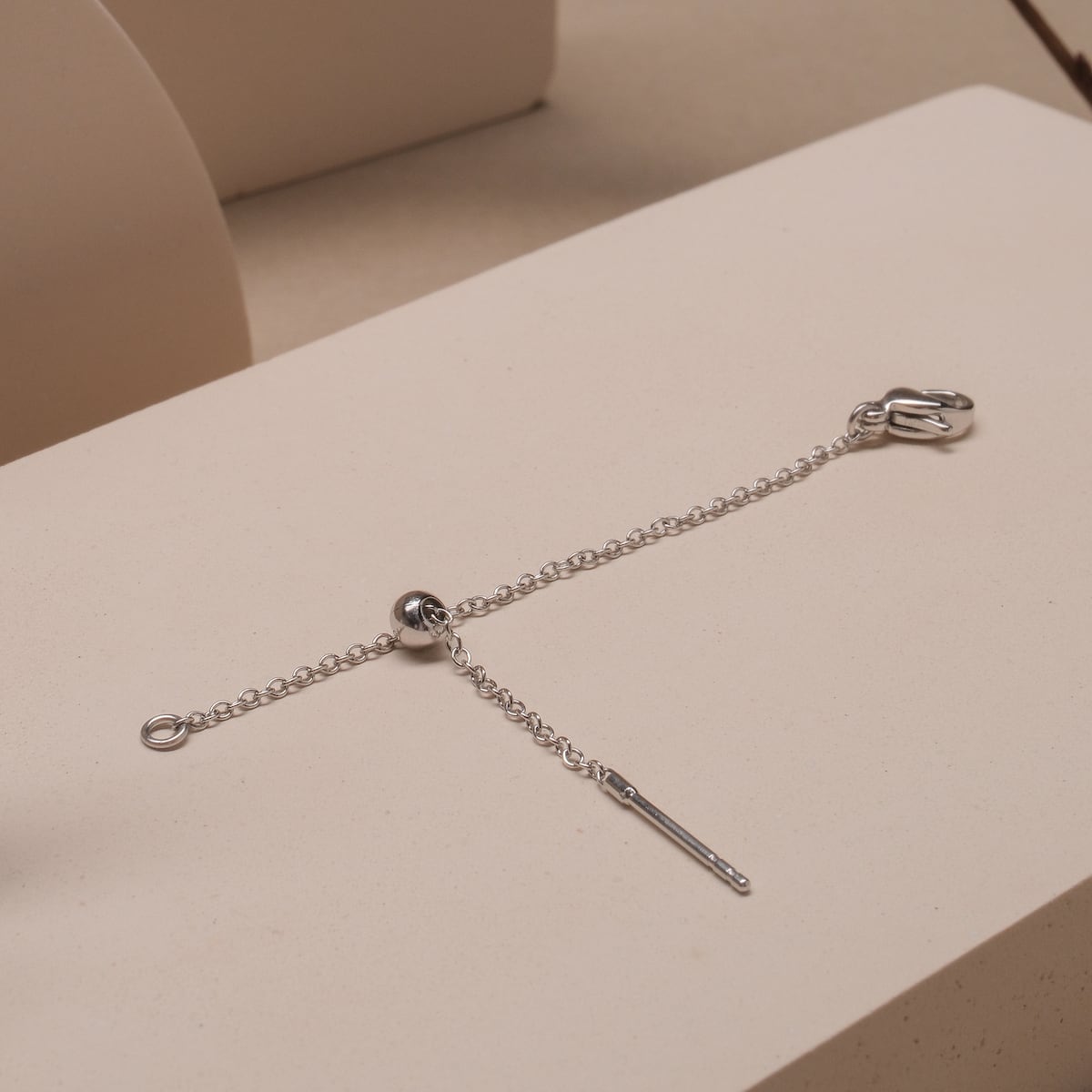 "Jewelry Extender": A sleek silver jewelry extender measuring 4-8 cm, featuring a minimalist chain design.