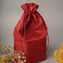 "Watch and Bandlet Gift Bag in Red," een stijlvolle rode cadeauzak voor horloge en bandje, met een textuur stof design.