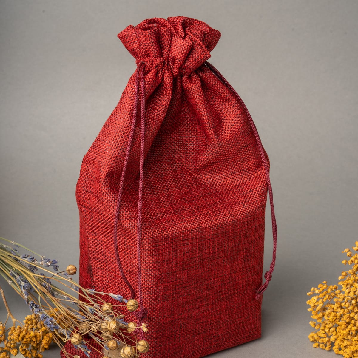 "Watch and Bandlet Gift Bag in Red," een stijlvolle rode cadeauzak voor horloge en bandje, met een textuur stof design.