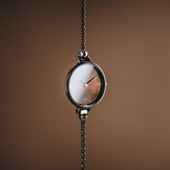 Montre "Élisa" en nacre et gris foncé, avec une chaîne élégante et un design élégant.