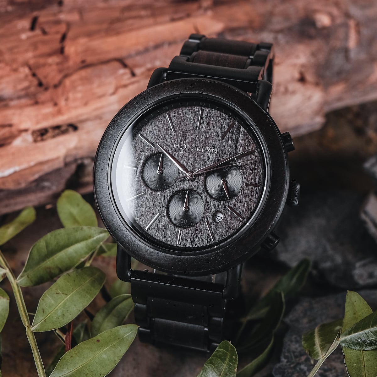 "Piton" watch featuring a rustic wooden dial and elegant maple band.