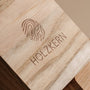 "Wood Core Single-Box" mono-Box, élégant rangement en bois avec logo gravé, mettant en valeur le grain naturel et l'artisanat.