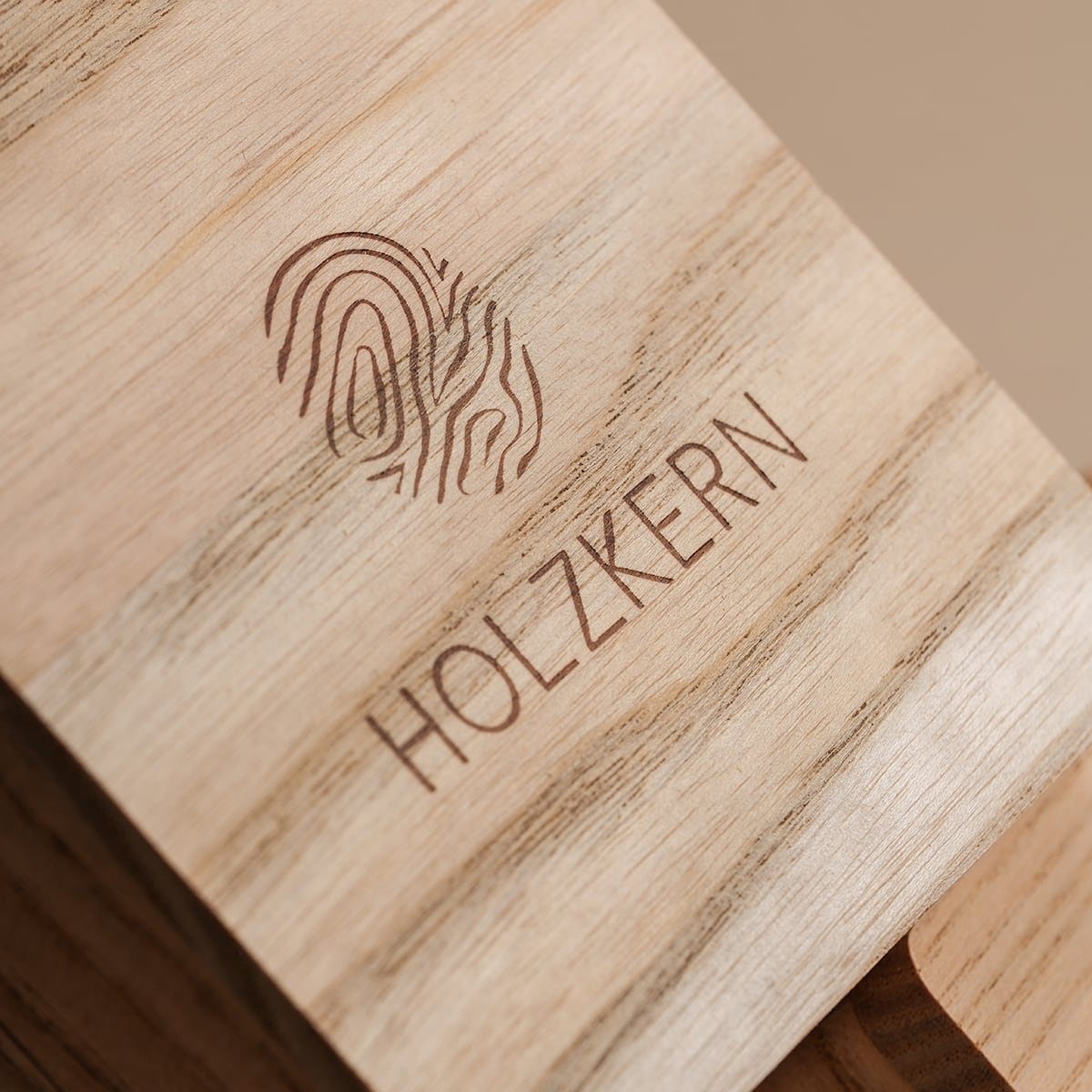 "Wood Core Single-Box" mono-Box, élégant rangement en bois avec logo gravé, mettant en valeur le grain naturel et l'artisanat.