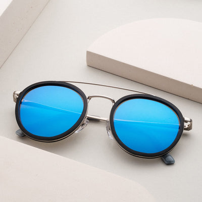 Les lunettes de soleil "The Enchanting", avec un design Leadwood et Antique Silver avec un look moderne et élégant.