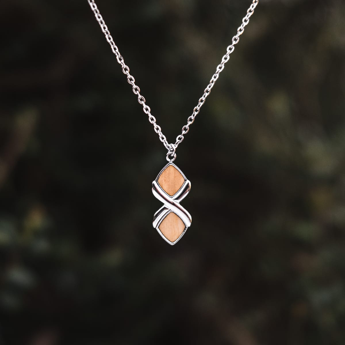"Collier en mosaïque", un élégant collier aux tons olive et argent au design unique en mosaïque.