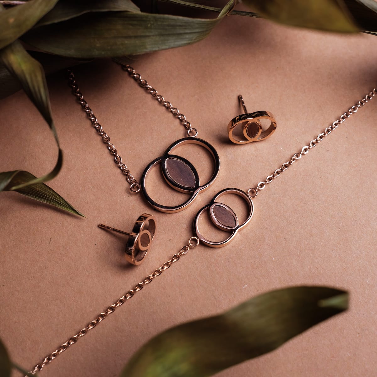 "Effigy Bracelet" bracelet in walnut and rose gold, featuring a stylish geometric design on a natural background.