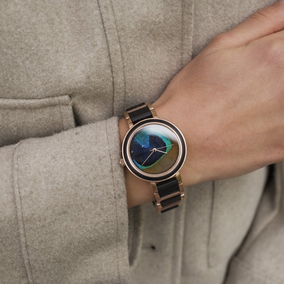 "Den frygtløse" armbåndsur med ahorn og påfugl fjer design, fremvisning af en elegant og levende visuel stil.