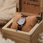 Montre "Napali" avec un design luxueux avec un riche schéma de couleurs dans une boîte de présentation en bois.