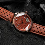 El reloj "NCC-1701-D" cuenta con un dial con un detalla elegante y una correa de cuero perforada.