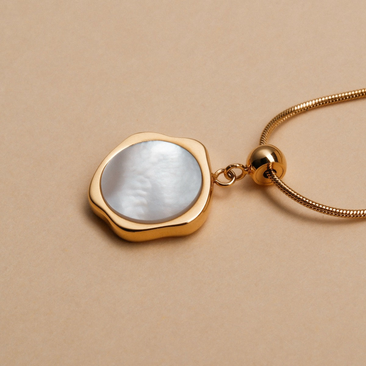 "Charms Bracelet", bracelet en or avec un style moderne et élégant avec un contre-pièce en forme de perles.