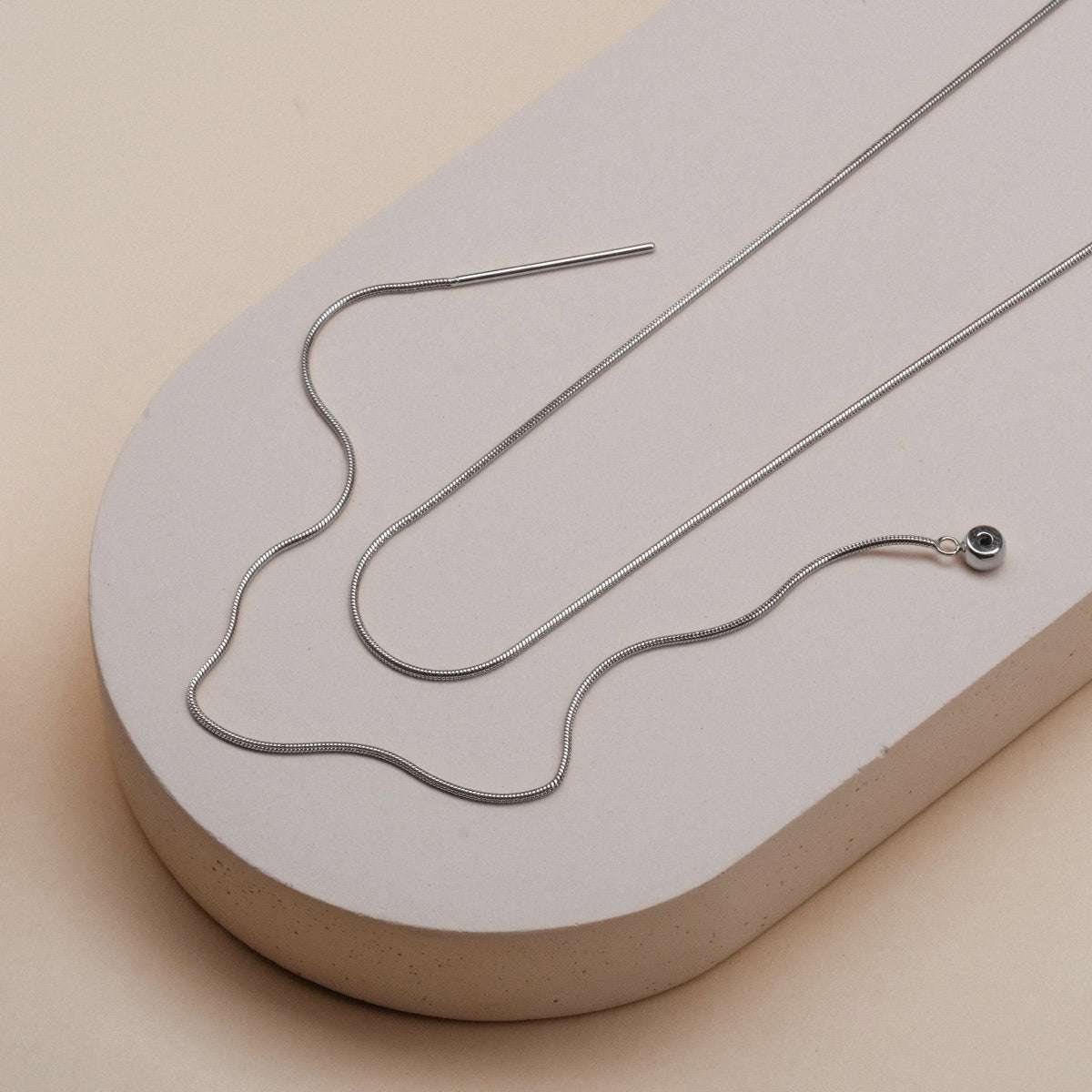 "Charms Collier", un collier en argent élégant au design minimaliste, avec une esthétique élégante et moderne.