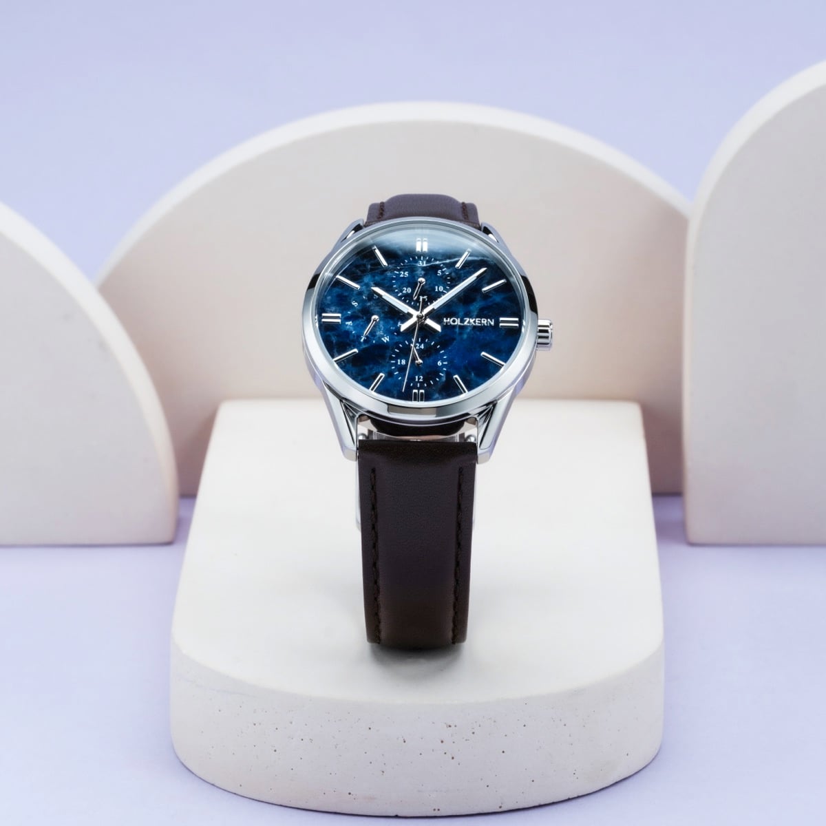 Montre "Gifted" avec visage sodalite et bracelet en cuir brun foncé, design élégant.