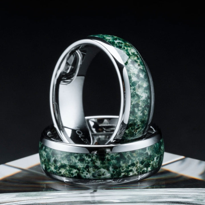 Anneau Sumo: Élégant anneau fabriqué à partir d'agate verte et de tungstène brillant, avec un design moderne et sophistiqué.