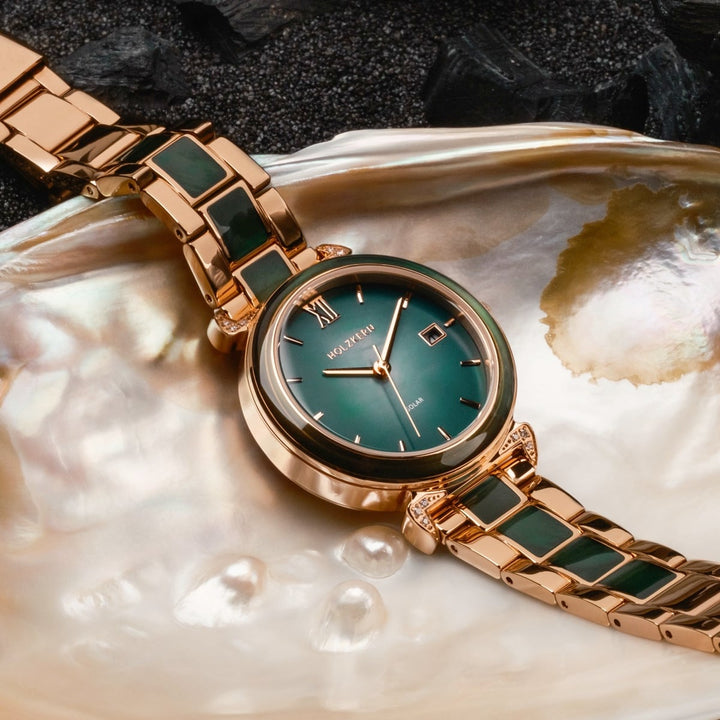Montre "Sunglister" avec une face en nacre verte et une bande d'or rose, mettant en valeur un artisanat élégant.