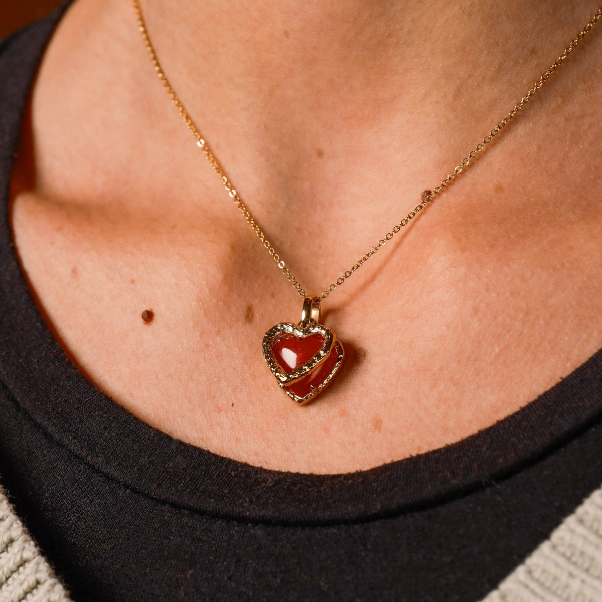 Collier "Amorance Collier" avec pendentif en forme de cœur, avec caldédon et or pour un look élégant et sophistiqué.