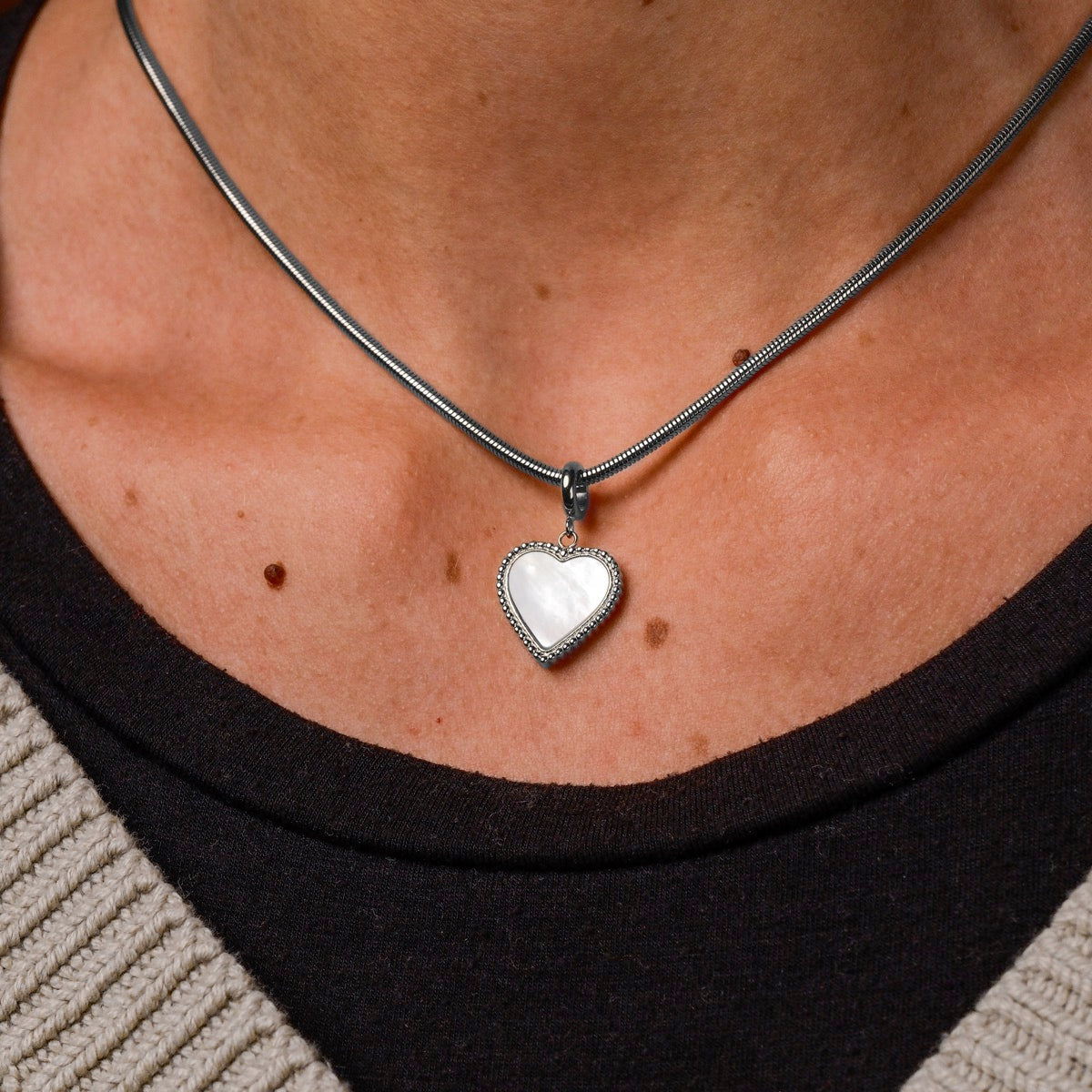 "Amorance Necklace" necklace, heart-shaped nacre pendant and silver chain, elegant and classic style.