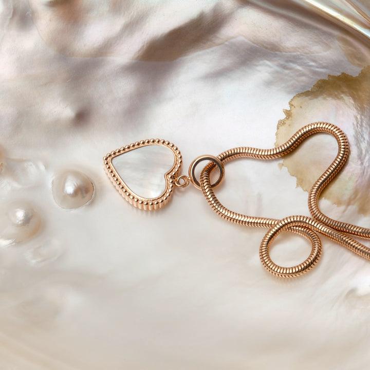 Collier "Amorance Collier", pendentif en forme de cœur avec chaîne en or rose, style élégant et sophistiqué.