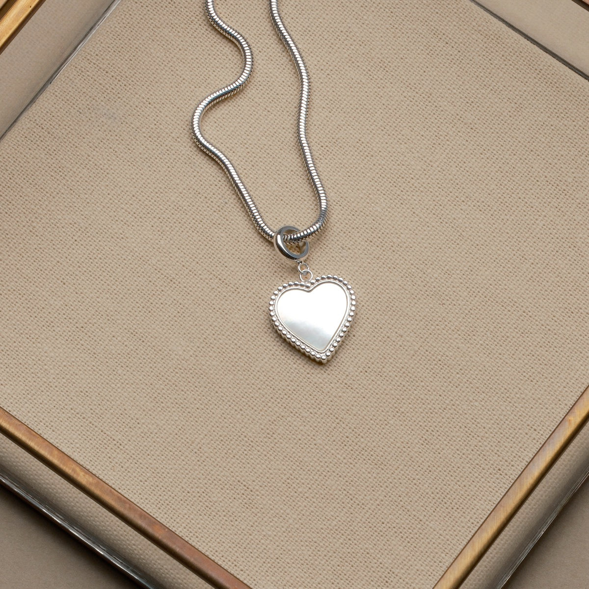 Collier en forme de cœur en argent avec un design élégant et élégant.