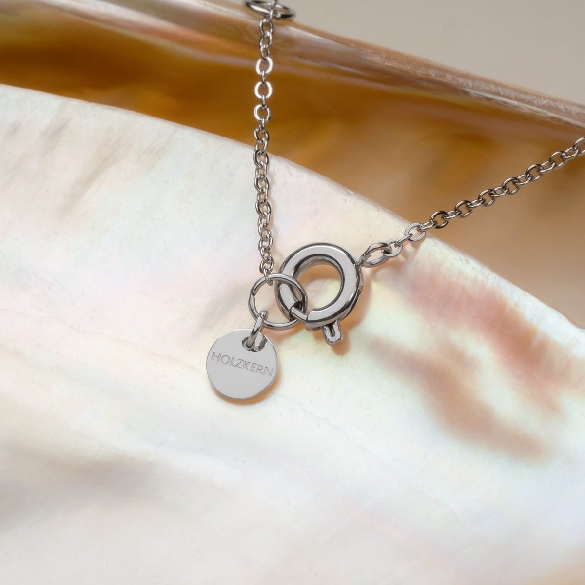 "Collana d'Amorance", una collana d'argento con quarzo, dal design elegante e minimalista.