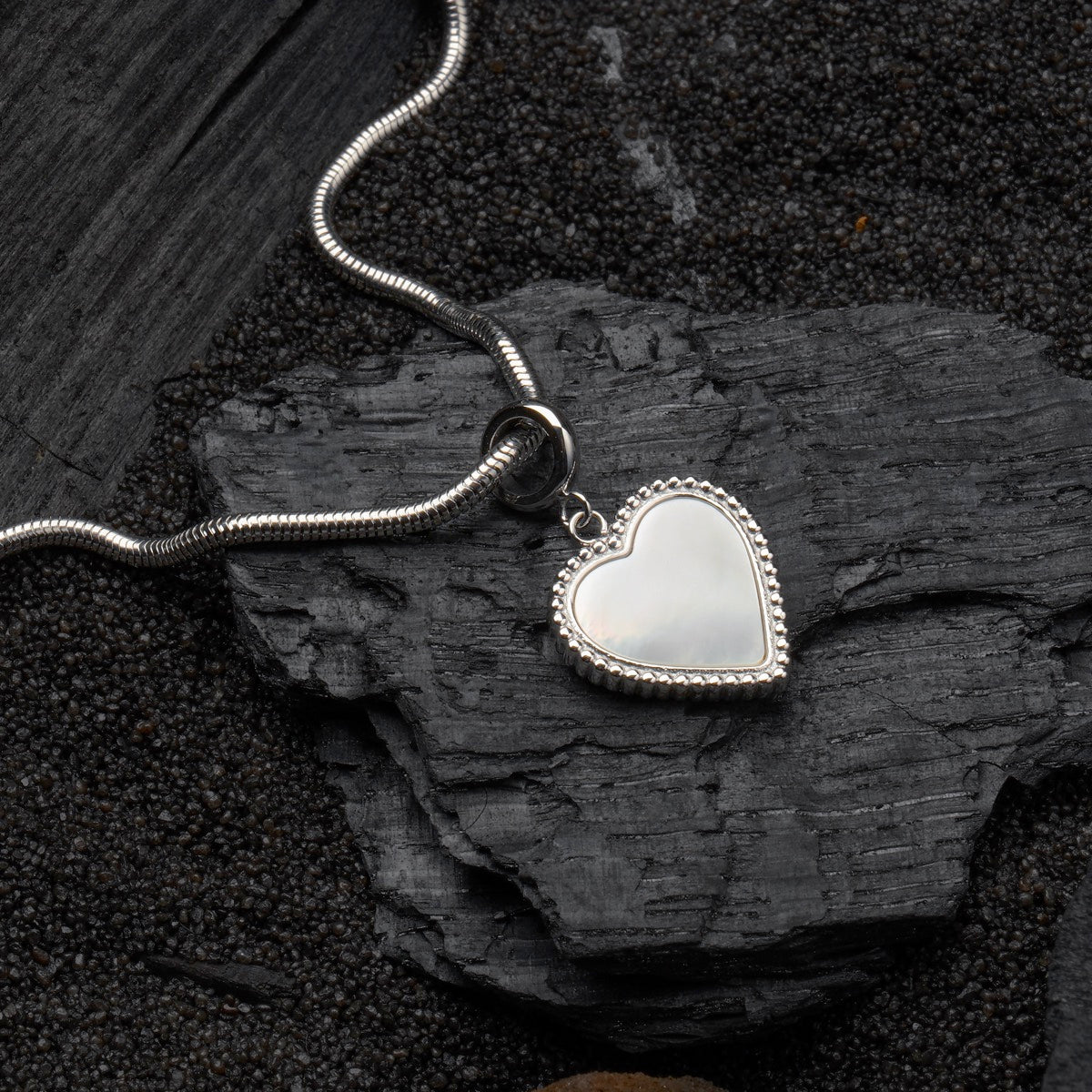 Collier "Amorance Collier", un collier en forme de cœur et en argent avec un design élégant et sophistiqué.