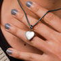 "Collier d'Amorance", un collier en nacre et argent en forme de cœur, dégage élégance et charme.