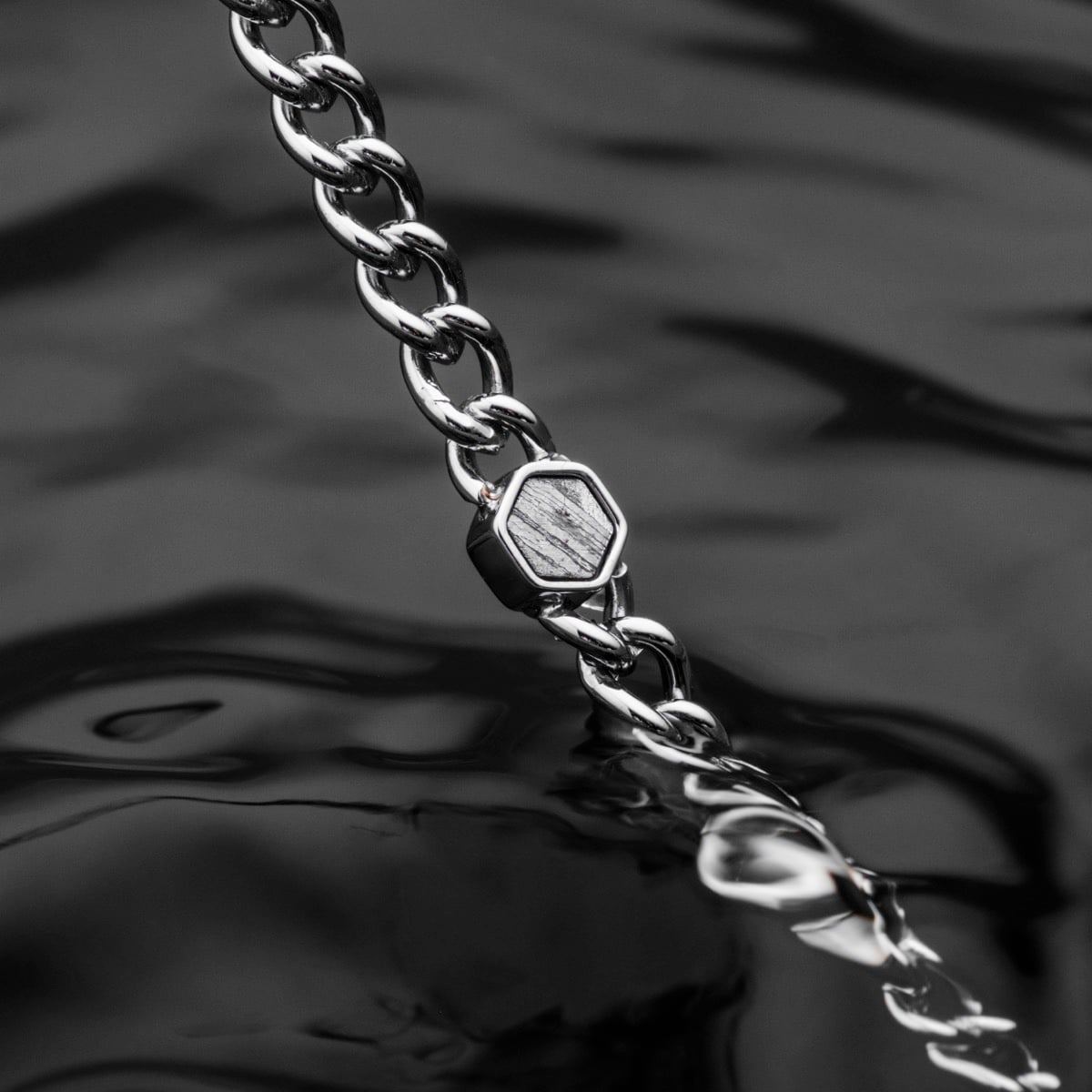 "Bodyguards Necklaces" Necklace, featuring a meteorite and silver design, reflecting a sophisticated and modern style.