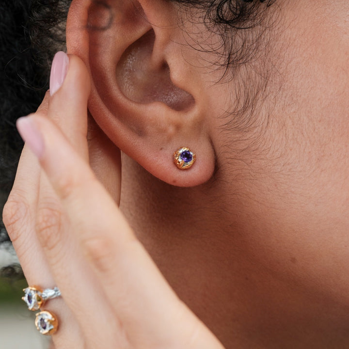 "Silverstream Earrings": elegant gold earrings with amethyst, featuring a sophisticated and stylish design.