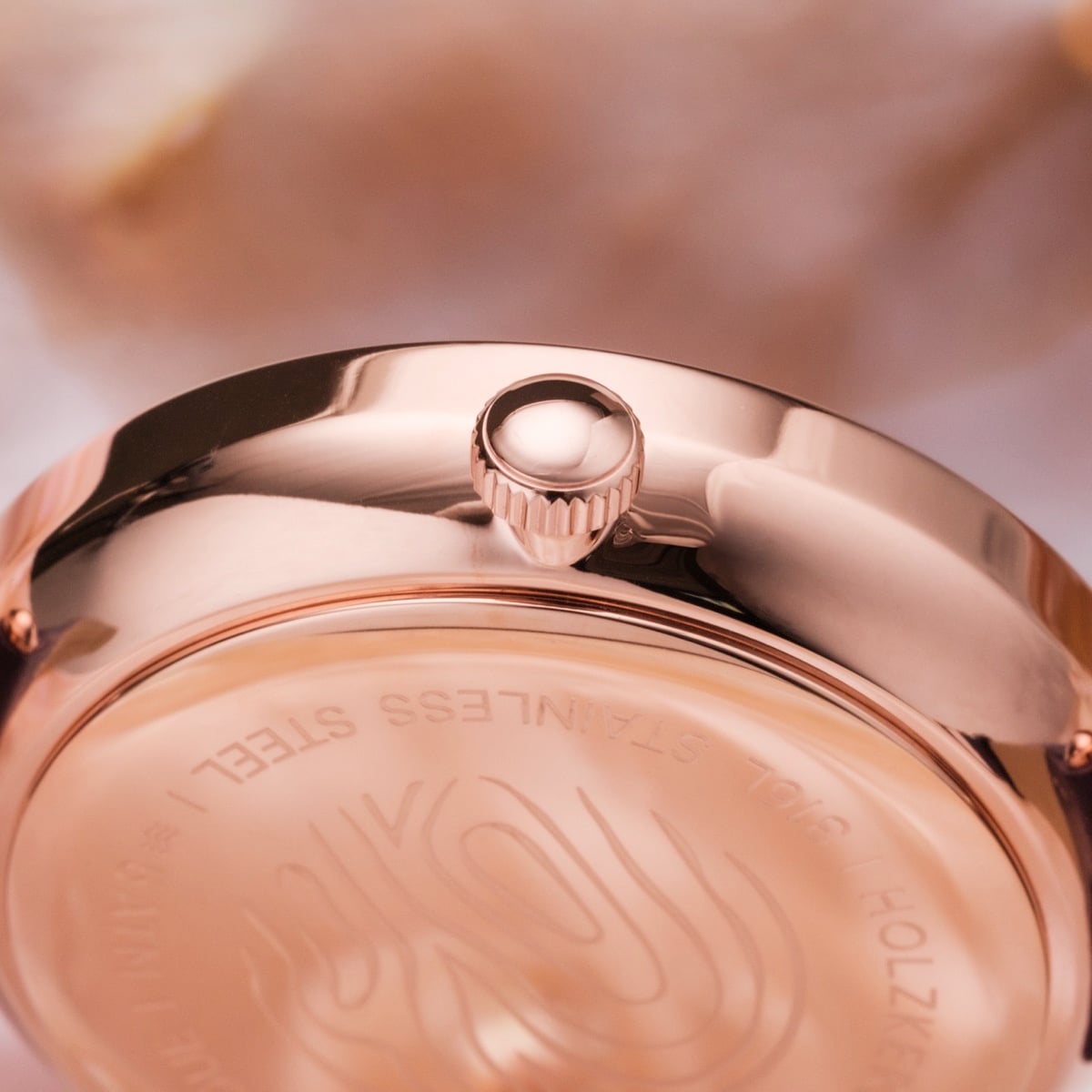 Montre "Everbloom", avec un motif de fleur de prune et une finition en or rose élégante.