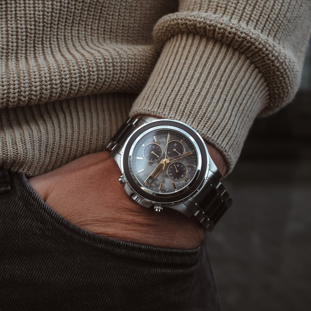 "Cairo" reloj con una banda de metal elegante y un elegante dial de mármol, en voz alta la sofisticación moderna.