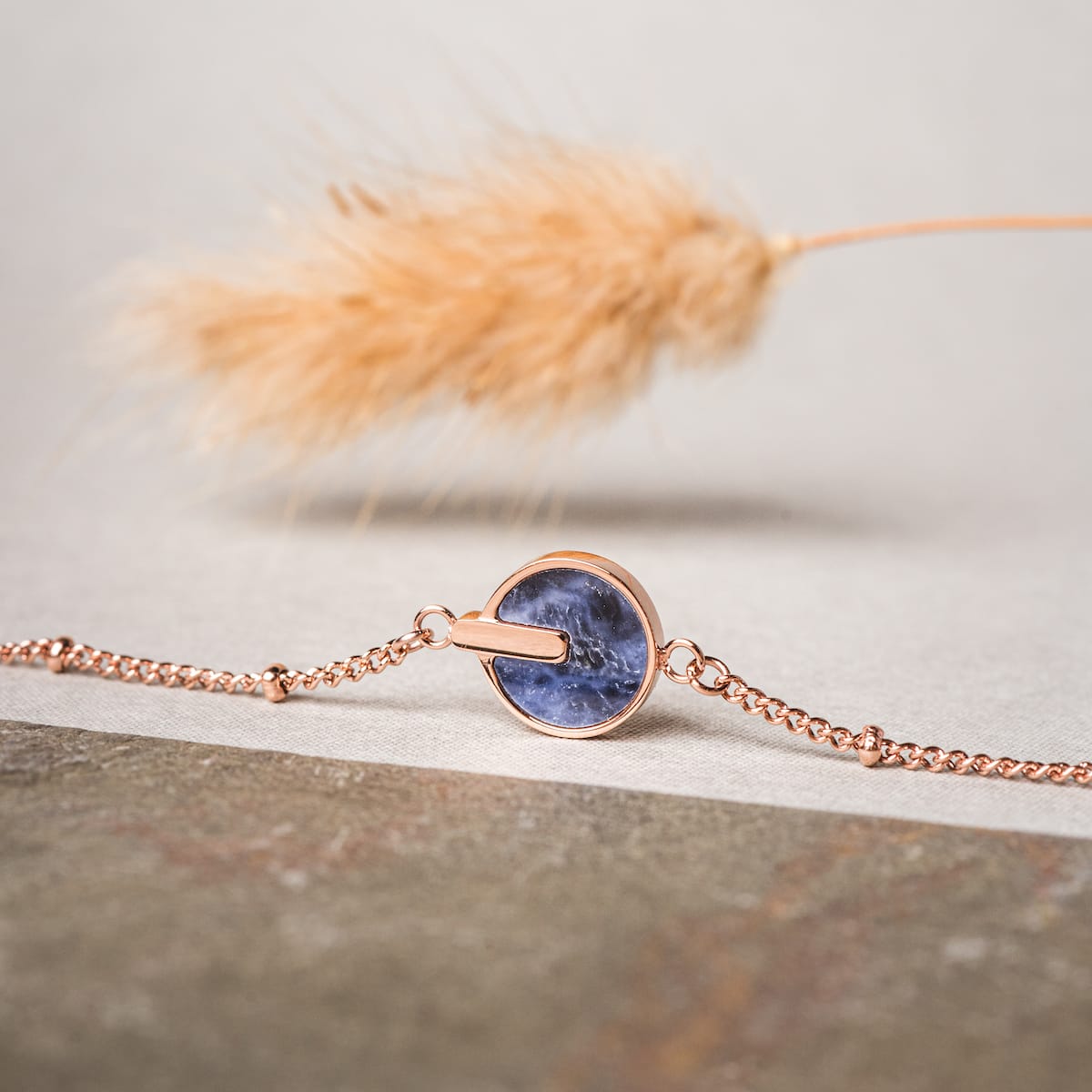 "Opacity Bracelet" bracelet in blue marble and rose gold, featuring an elegant and minimalist design.