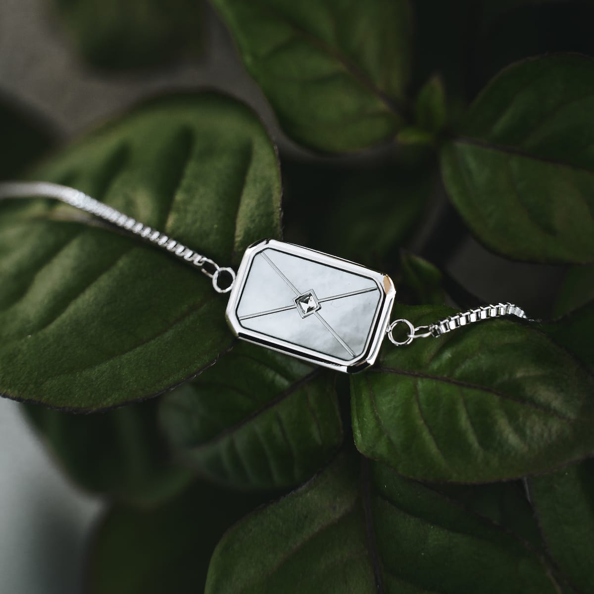 "Aquarell Bracelet", a sleek bracelet featuring white nacre and silver, elegantly styled for a modern look.
