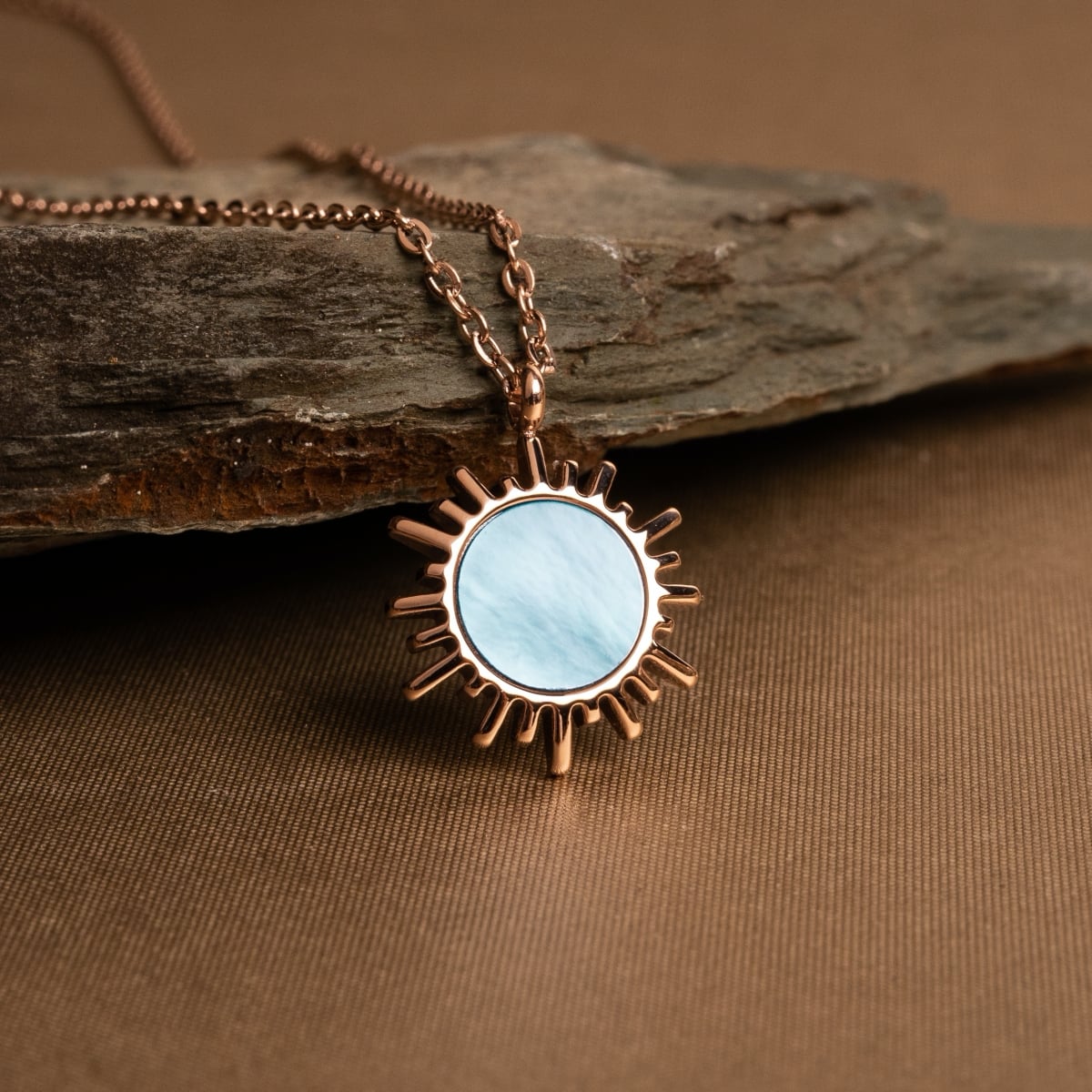 "Shade Necklace": Elegant necklace with a blue nacre pendant and rose gold detailing, exuding a refined and luxurious charm.
