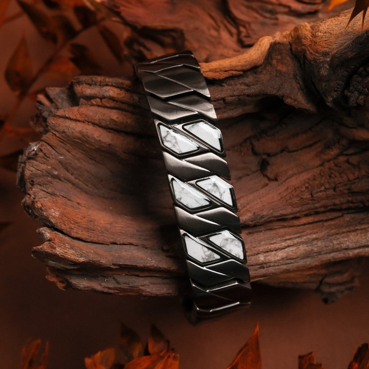 "Baritone", a stylish bracelet featuring howlite and dark grey elements.