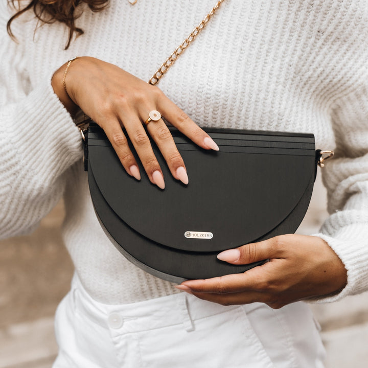 Sac à main végétalien « Asumi VEGAN Black Maple », avec un design élégant en érable noir avec un accent chaîne en or.