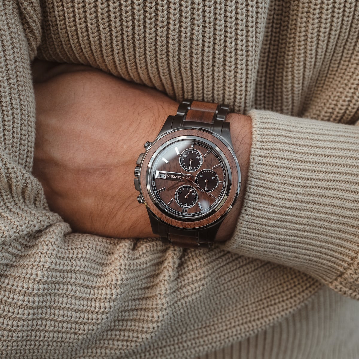"Lipan" watch, featuring a walnut dial and strap, exuding a sophisticated and timeless style.