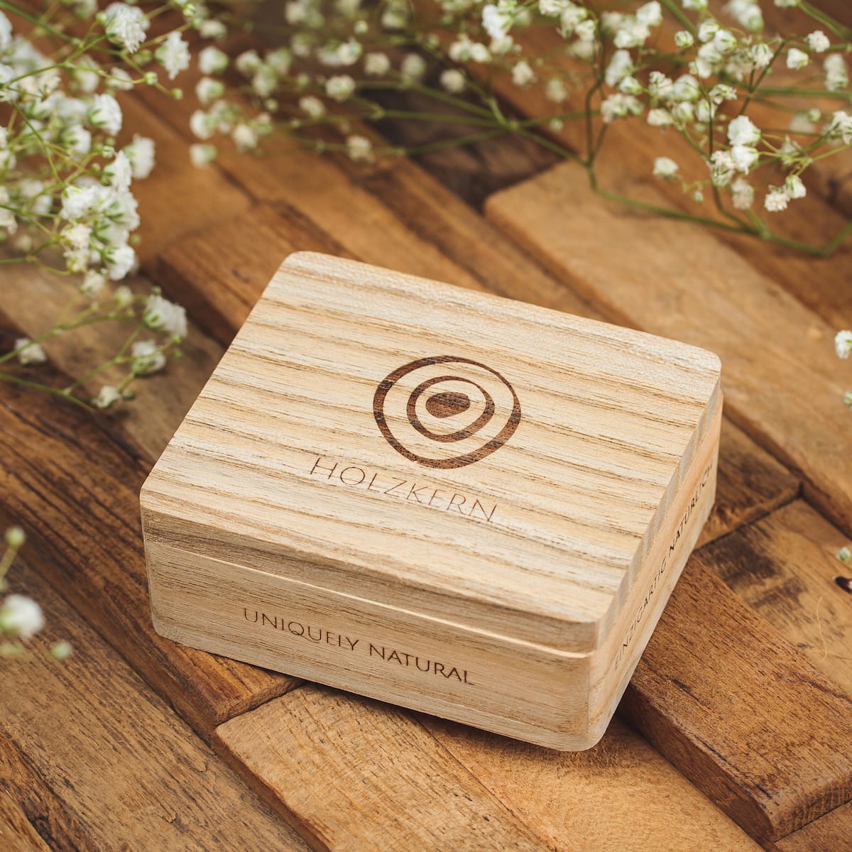 "Biżuteria Single- Box", drewniana szkatułka z biżuterią z naturalnym wykończeniem i wygrawerowanym logo.