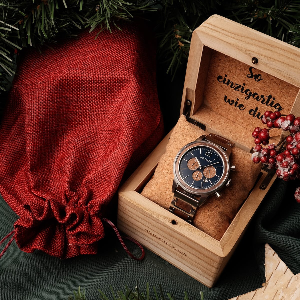 "Watch and Bandlet Gift Bag in Red" cadeauset met een stijlvol horloge en bandlet in een elegant rood thema presentatie.