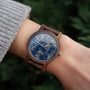 El reloj "Summer Evening" cuenta con una banda de nogal con un dial de lapis lazuli, mostrando un diseño elegante y natural.
