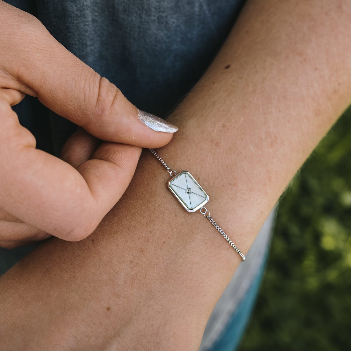 "Aquarell Bracelet" bracelet with white nacre and silver featuring a minimalist design.