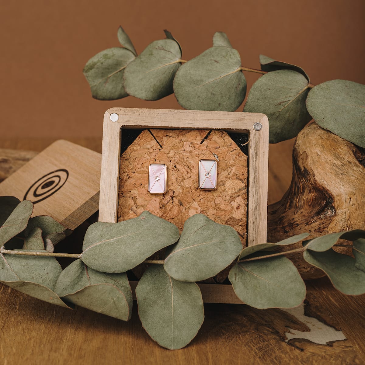 "Aquarell Earrings": Elegant rose gold and nacre earrings with a natural and rustic presentation.