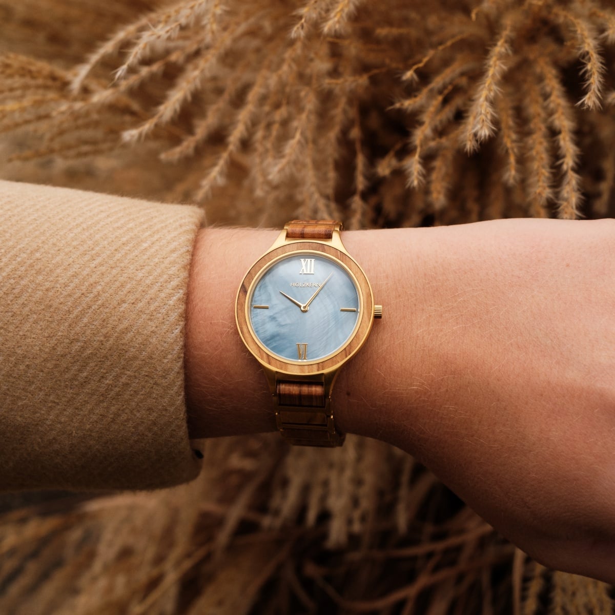"Capri" ur med en varm brun og guld farve ordning med en naturlig, elegant stil.