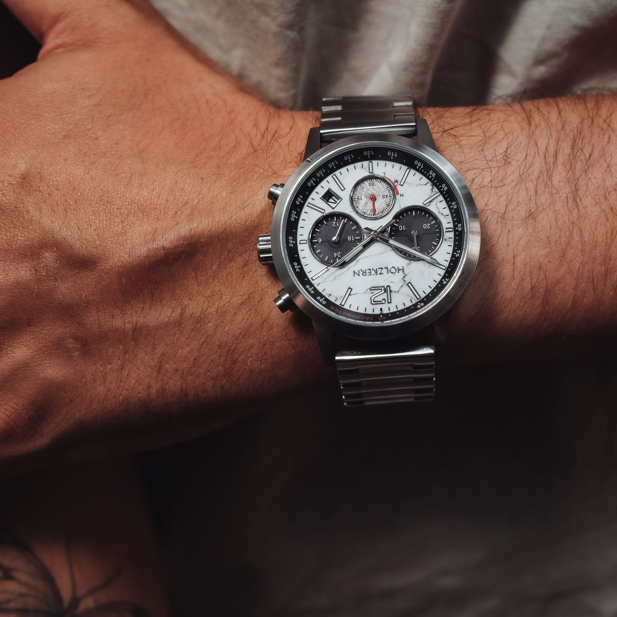"Sagres" watch in marble and silver, featuring a sophisticated and modern design.